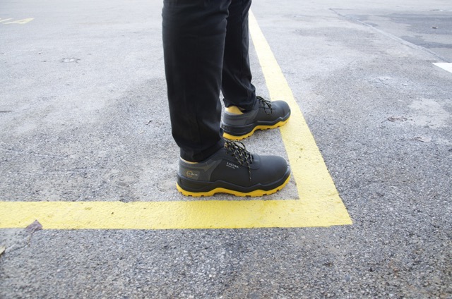 Low work shoes are breathable for warehouse work