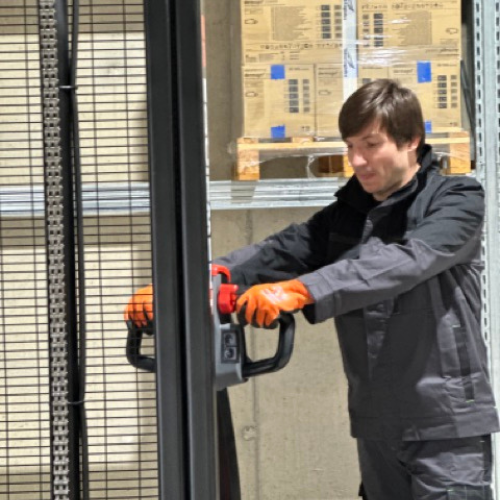 Hand protection and use of work equipment in the warehouse