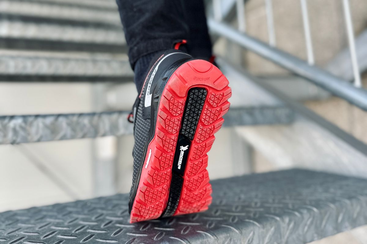 Low work shoes with toe cap and Michelin sole
