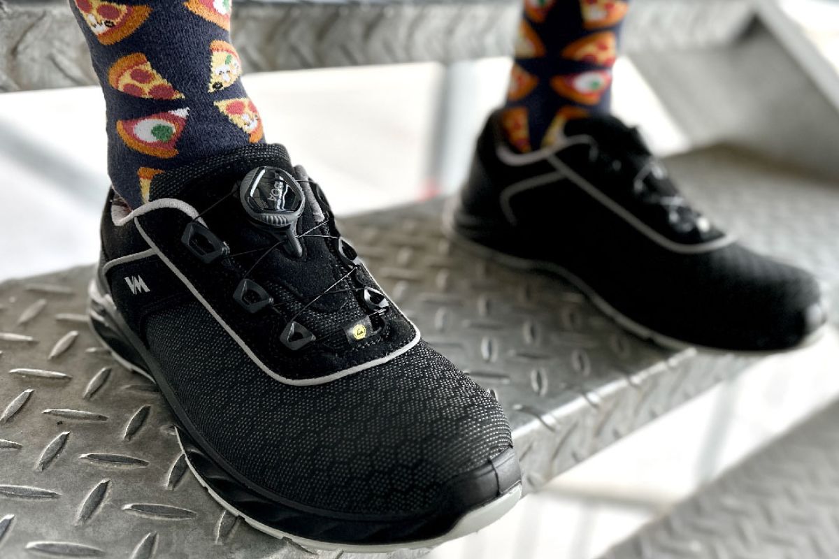 Low work shoes with toe cap and Boa fastening system